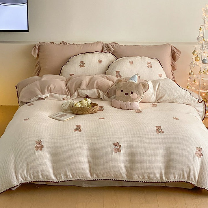 Bedding set made of cotton muslin with embroidered teddy bear motifs and decorative ruffles