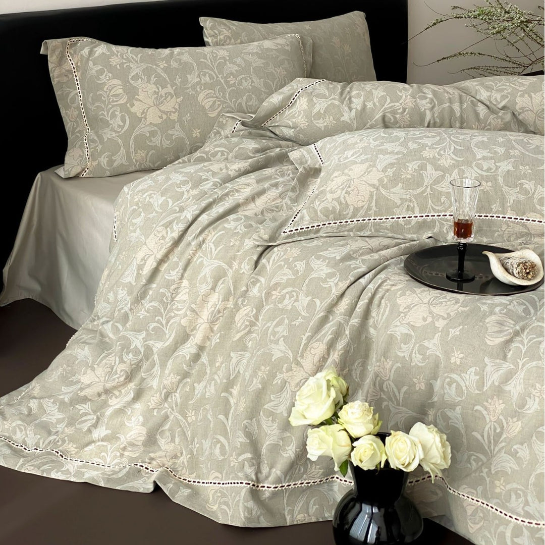 Bedding set made of cotton satin with floral jacquard structure and lace trim