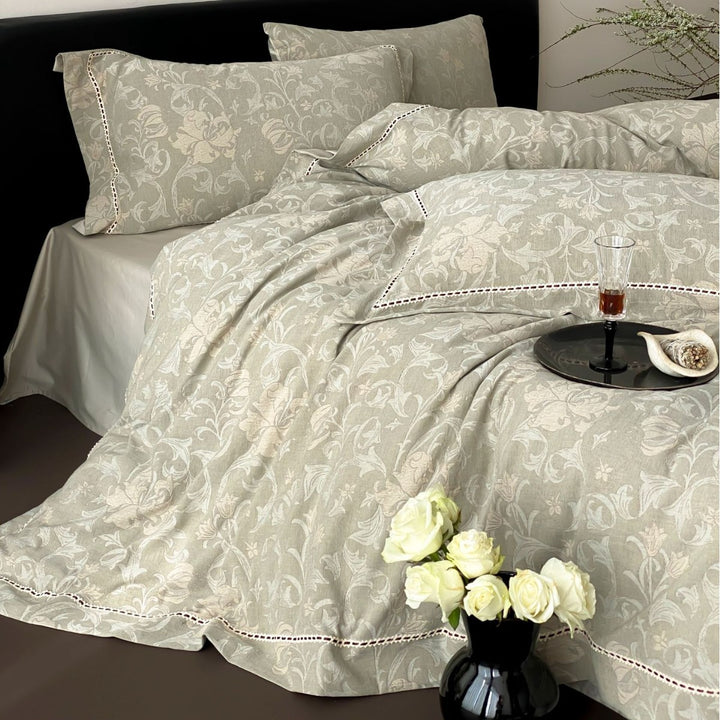 Bedding set made of cotton satin with floral jacquard structure and lace trim