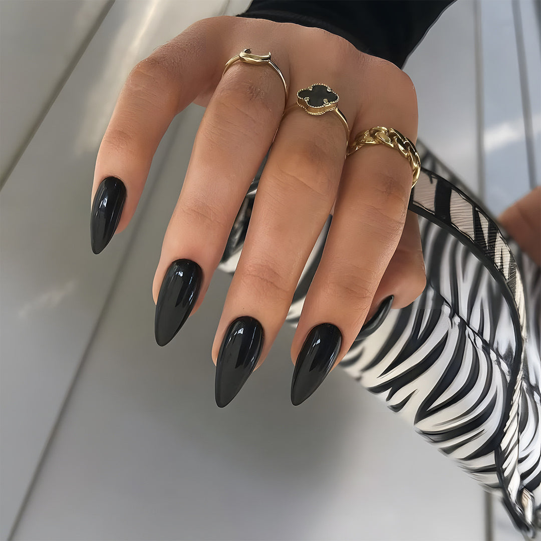 Artificial nails with elegant stiletto design Stornfield