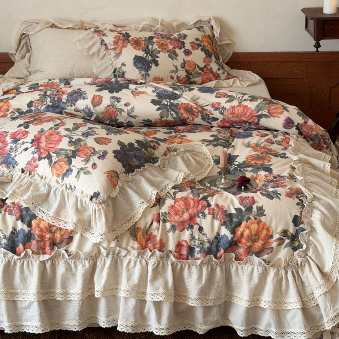 Bedding set in cotton-linen shabby-chic with ruffled bed skirt, crochet lace, and large floral print