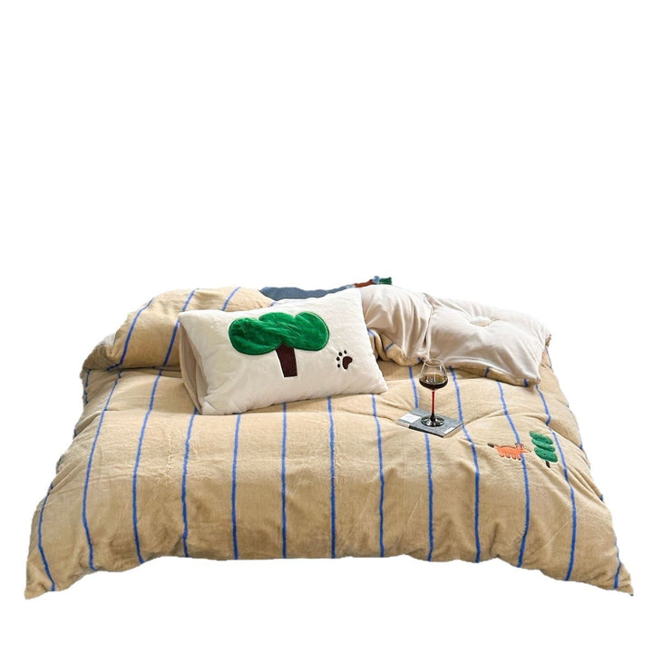 Striped reversible bedding made of microfleece with plush back and animal embroidery
