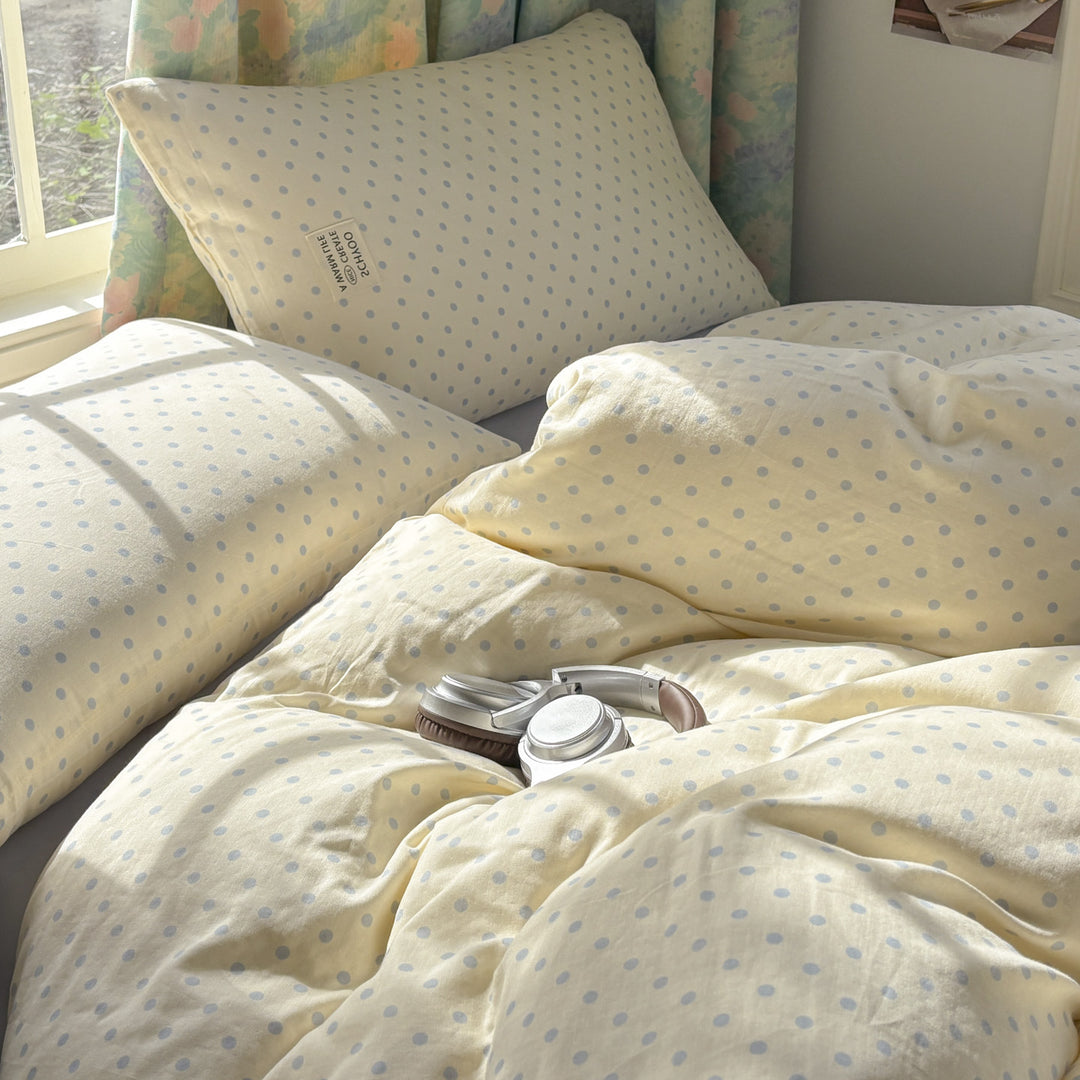 Dotted bedding set made of soft cotton satin with pillow and duvet cover