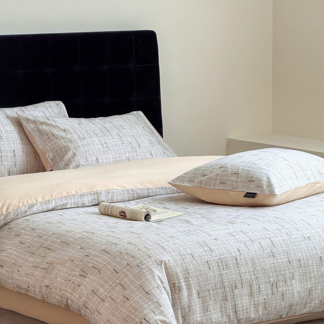Fine woven bed linen set made of cotton satin with subtle texture and reversible design