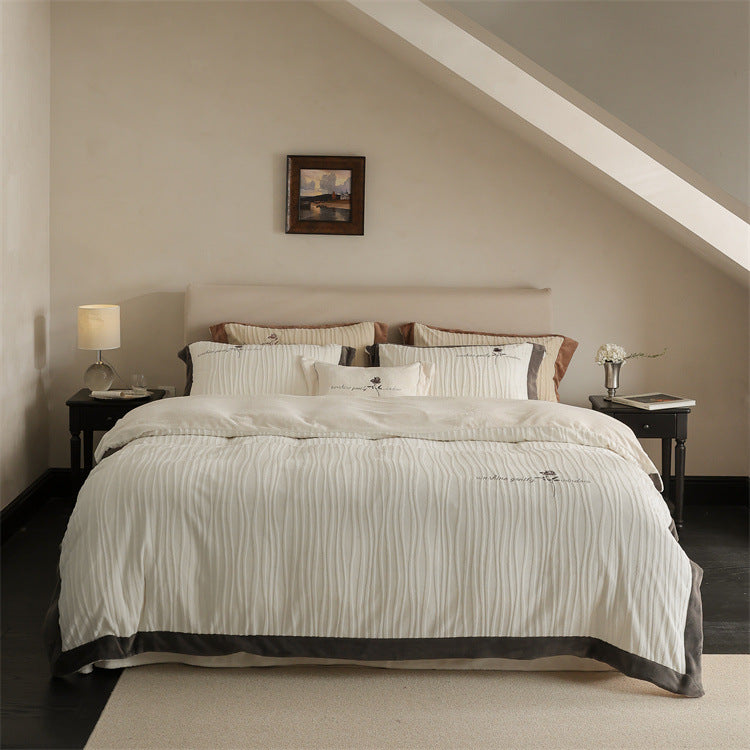 Luxurious waved cotton satin bed linen set with pleated effect and hotel closure Stornfield