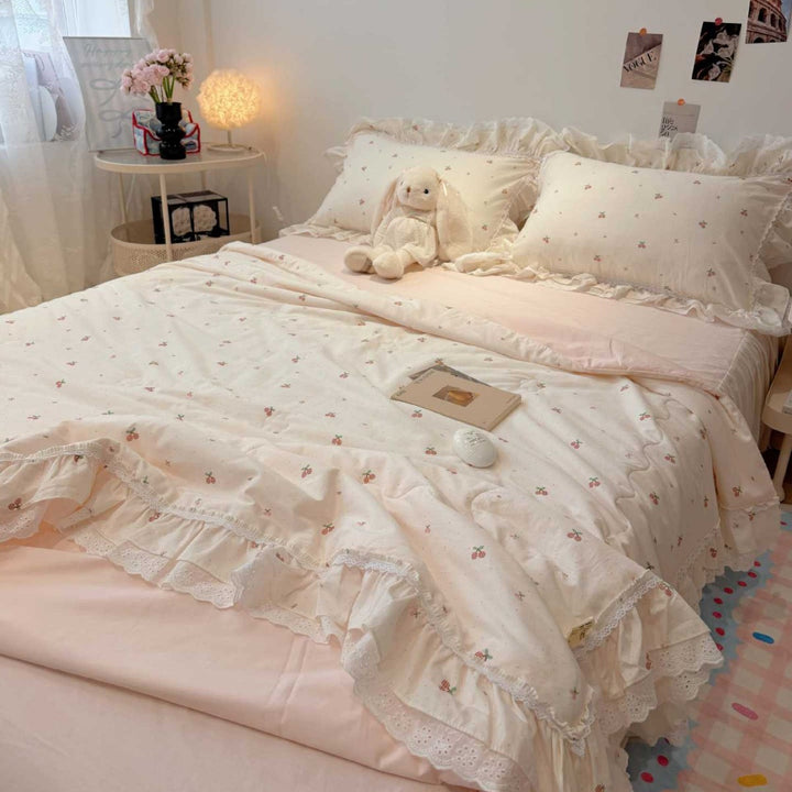 Quilted bedspread with ruffle and lace trim made of cotton blend