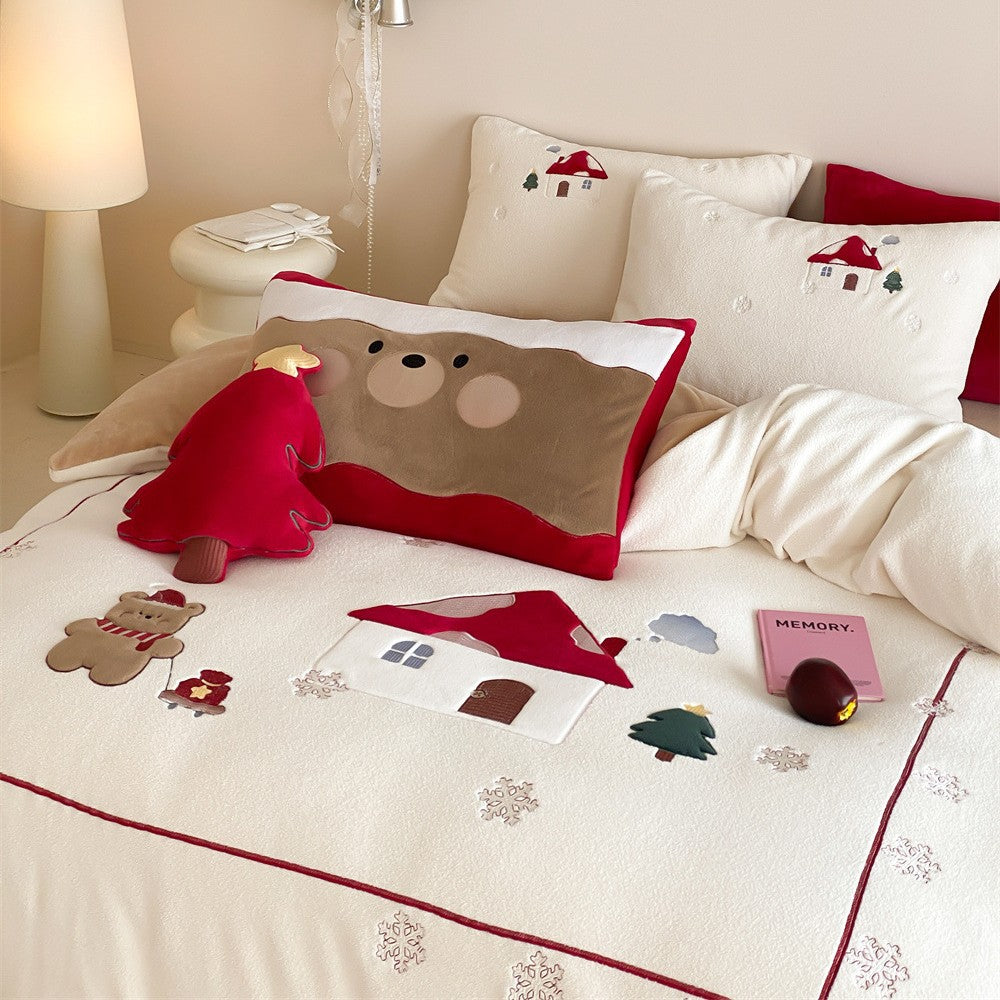 Children's bedding set with wintery appliqués, reversible side and cuddly pillow