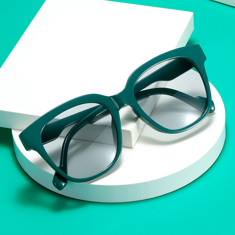 Women’s classic sunglasses with modern oversized frame Stornfield