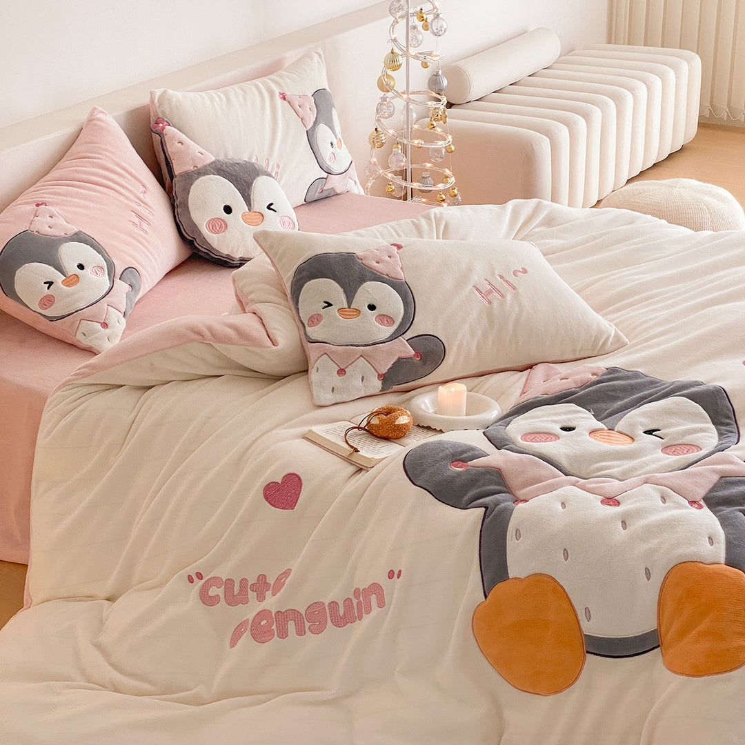 Children's bedding set with 3D penguin applications