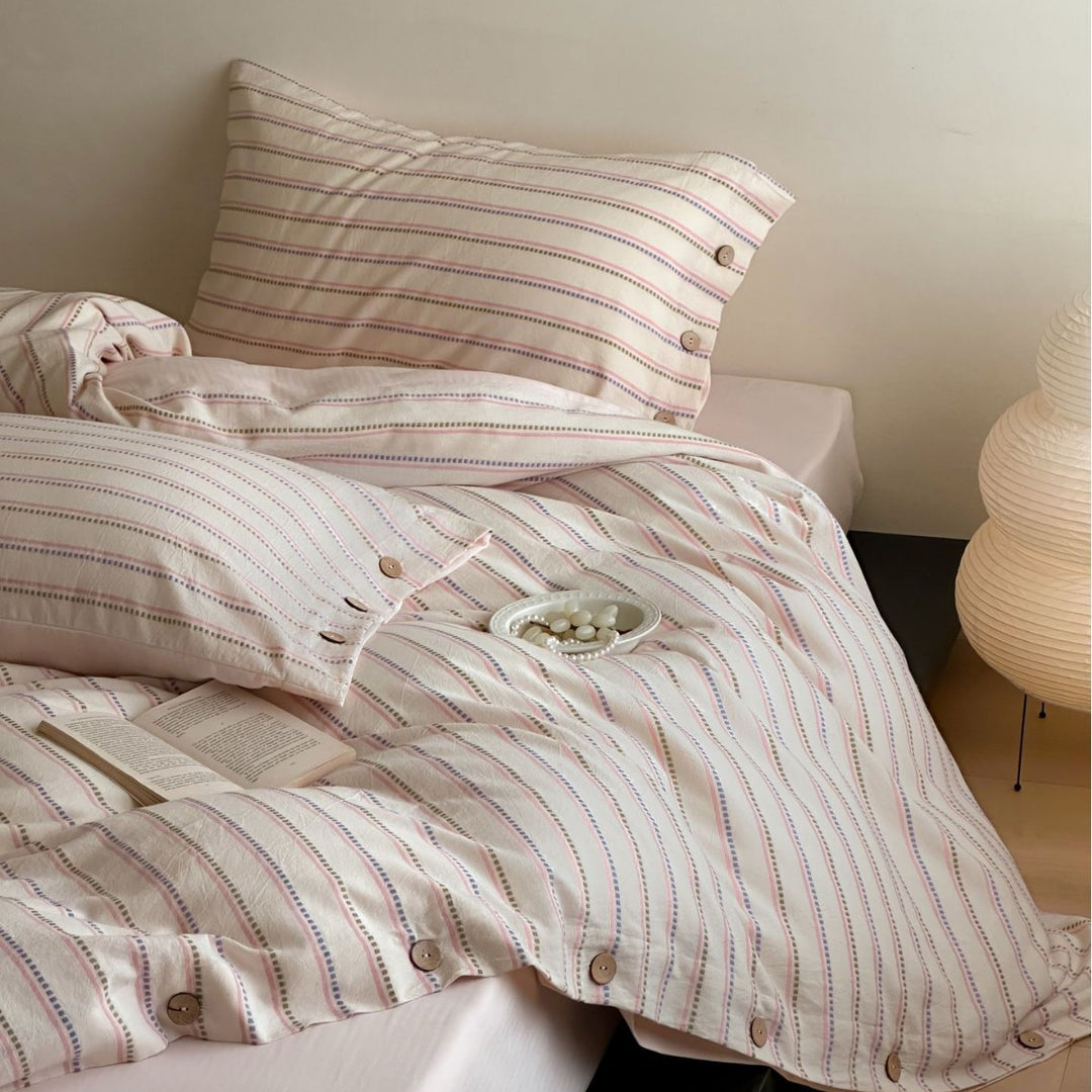 Striped cotton bedding set with wooden buttons and Oxford pillow