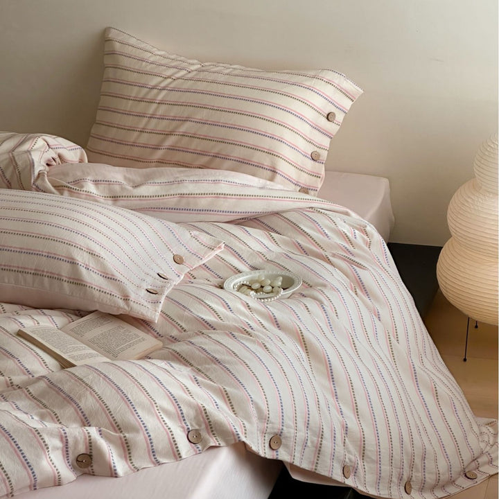 Striped cotton bedding set with wooden buttons and Oxford pillow