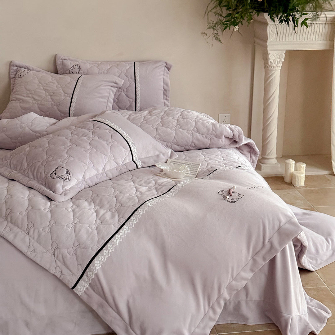Quilted bedding set with velvet look, quilted heart pattern and lace border