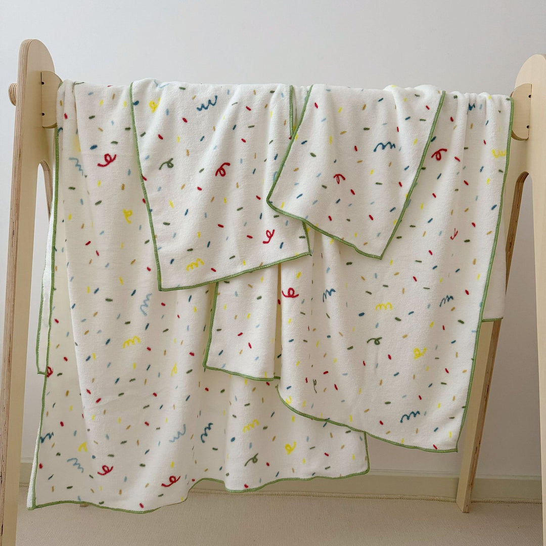 Cuddle blanket for baby and toddler with cute dog motif and soft microfleece