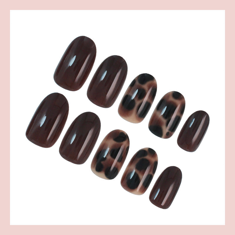Nail set with elegant, modern leopard pattern Stornfield