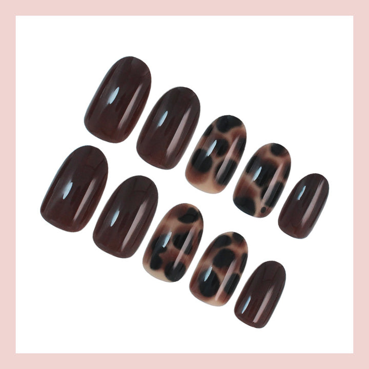 Nail set with elegant, modern leopard pattern Stornfield
