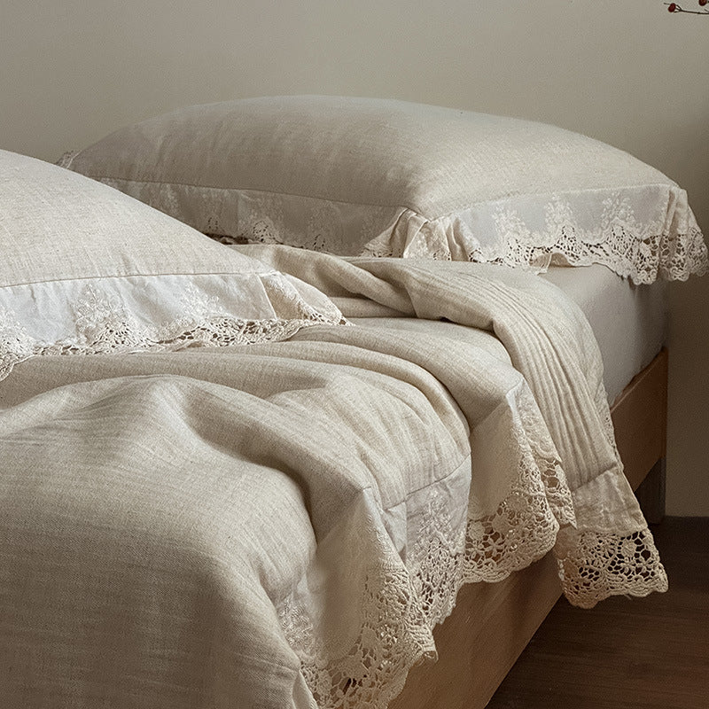 Bedding set made of linen-cotton blend with crocheted lace border