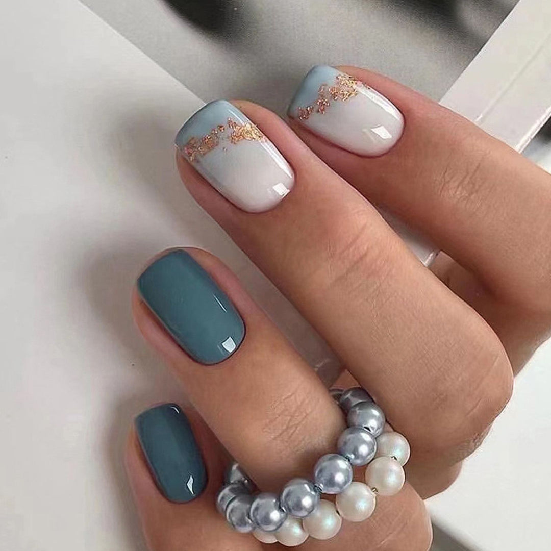 Festive Holiday-Themed Press-On Nails
