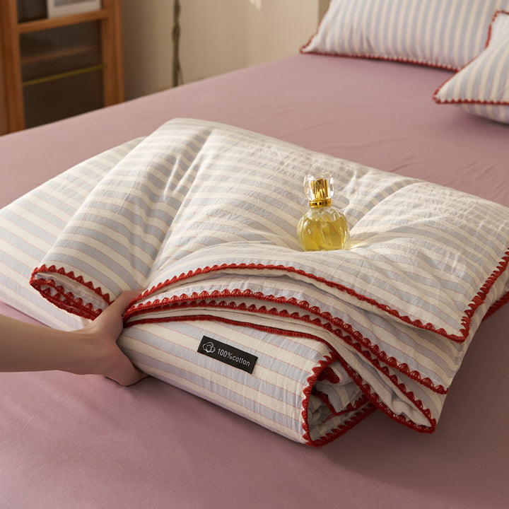 All-season quilted comforter made of pure cotton with a fine trim