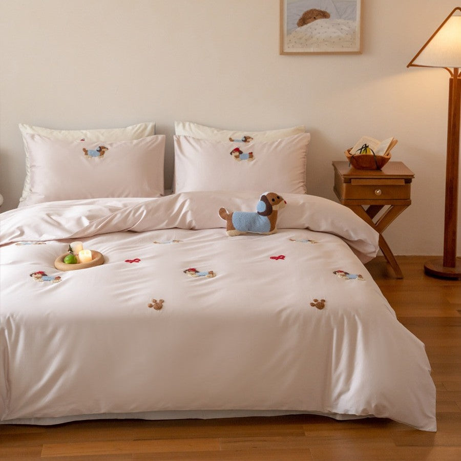 Children's bedding set with embroidered dachshund motifs made of soft cotton satin and reversible function