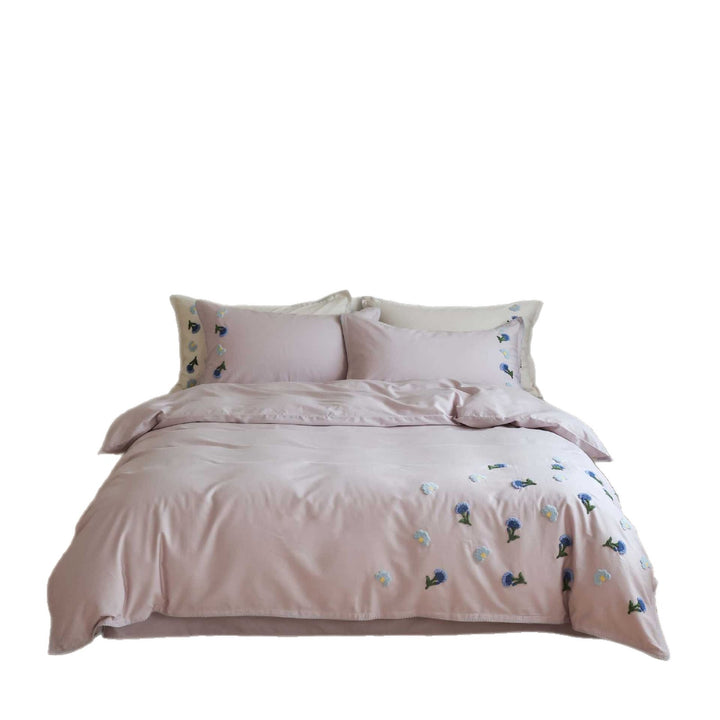 Hand-Embroidered Blue Daisy Cotton-Sateen Duvet Cover Set with Scalloped Trim and Matching Pillow Shams