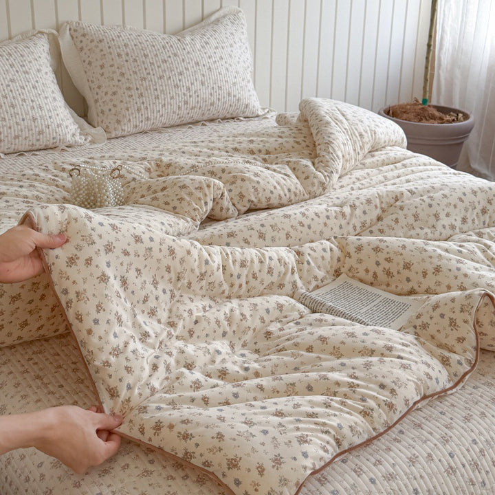 Quilted Cotton-Blend Light Comforter with Botanical Micro-Print and Contrast Piped Edge