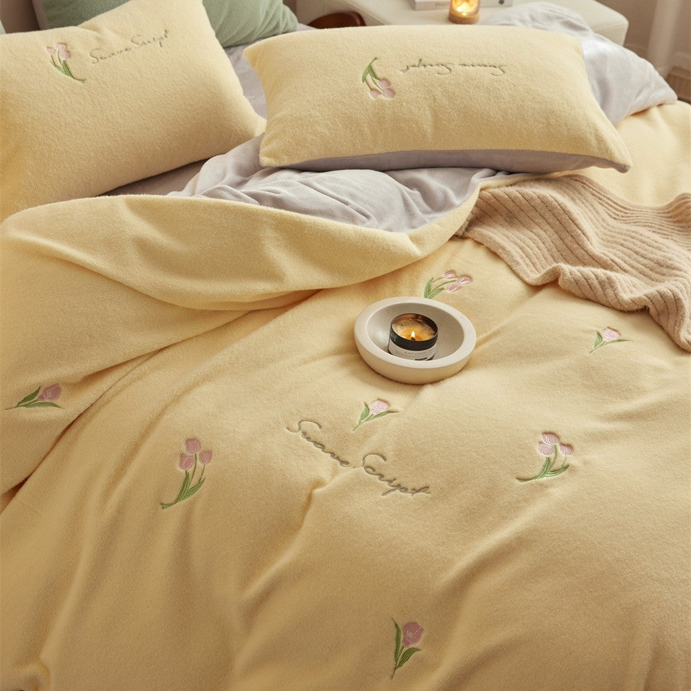 Bedding set made of soft microfleece with embroidered tulips and reversible function