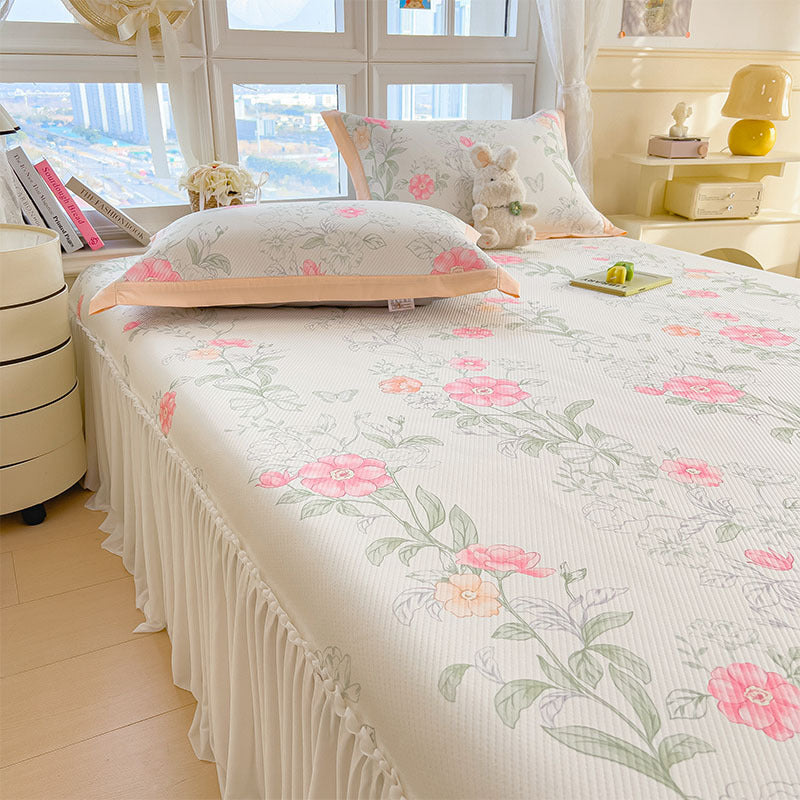 Women's elegant and decorative bedding throw set with cheerful floral pattern Stornfield