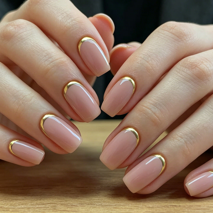 Elegant Gold-Trimmed Nail Art Stornfield
