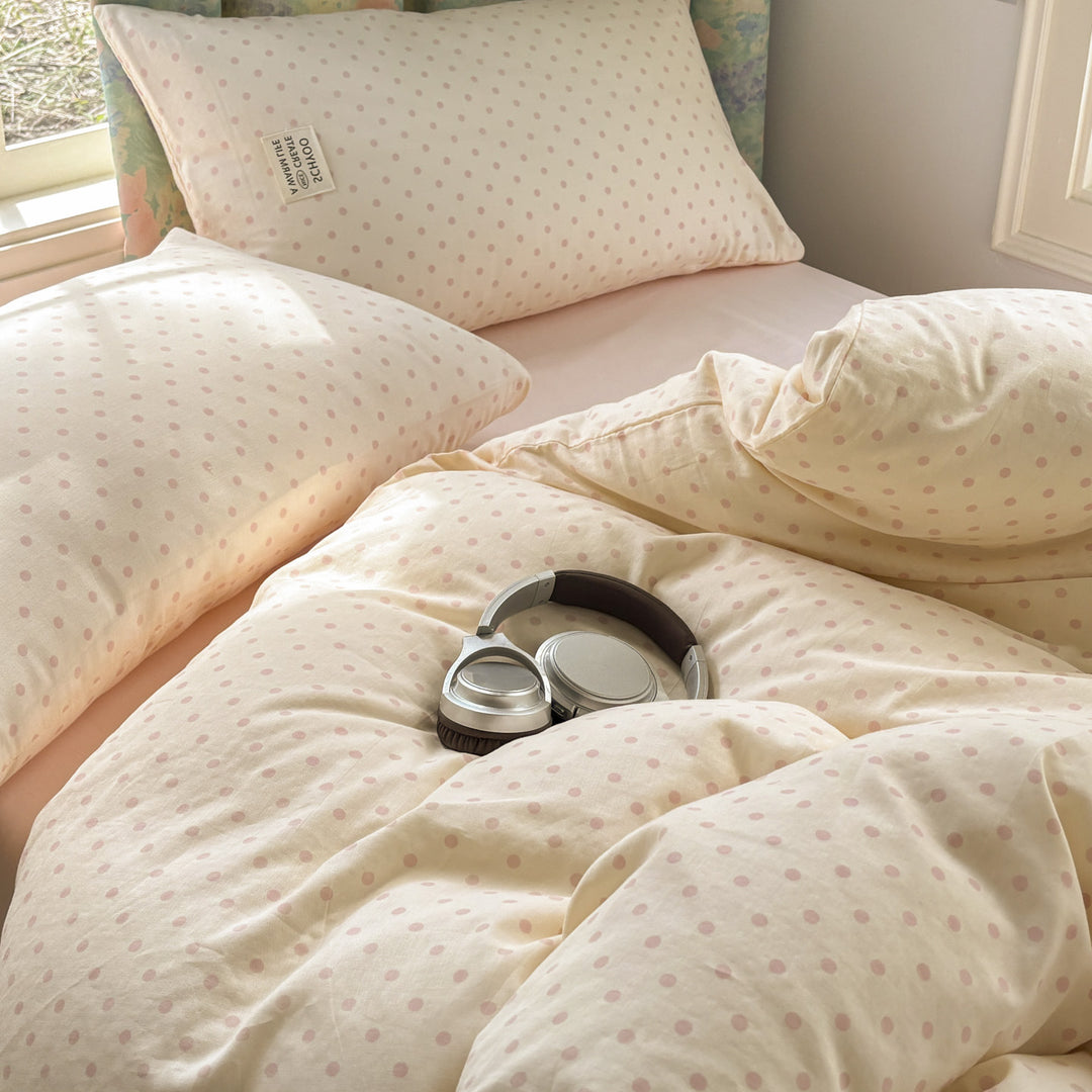 Dotted bedding set made of soft cotton satin with pillow and duvet cover