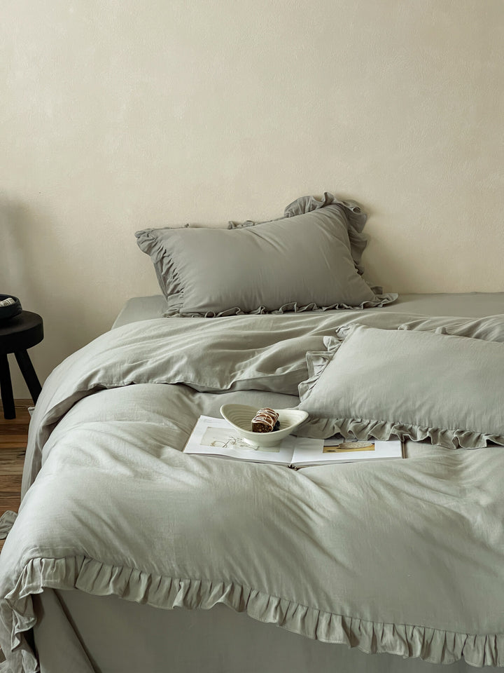 Bedding set with ruffles and extra soft cotton-linen quality