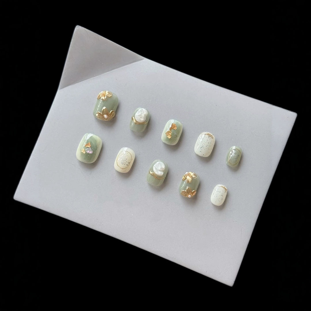 Decorative Press-On Nail Art Set with Elegant Gold Accents