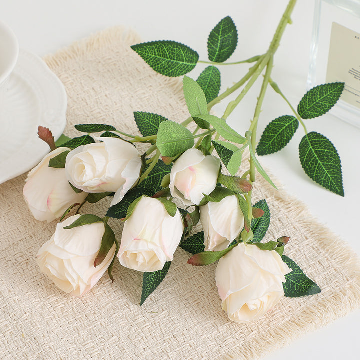 Realistic Kunstrose with detailed flowers