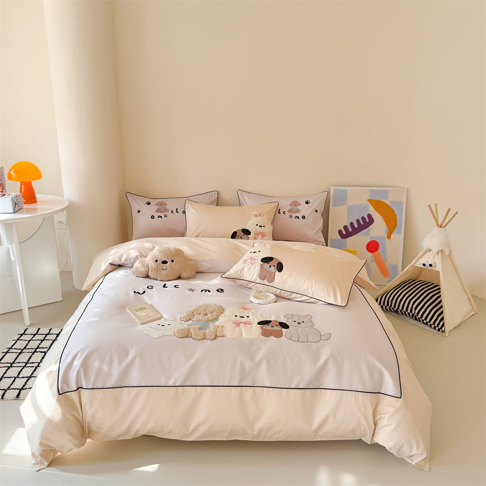 Child bedding set with appliquéd plush figures and contrasting piping made of satin cotton