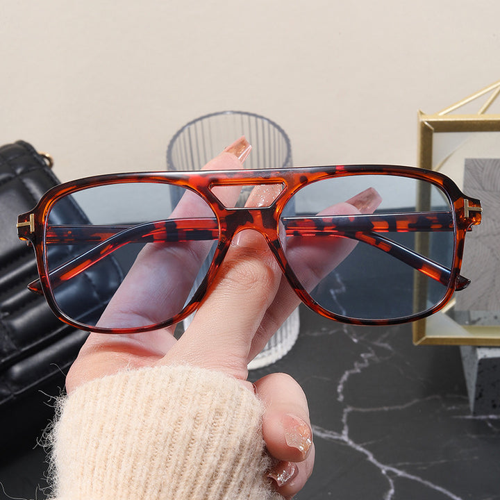 Women’s fashionable glasses with a fine frame and strict contours Stornfield