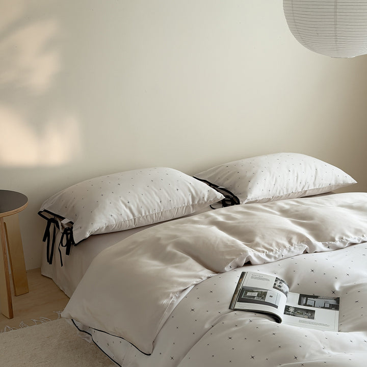 Bedding set with fine star pattern and pillow tie ribbons