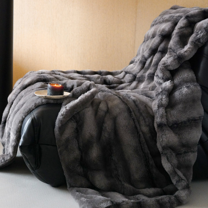Cuddle faux fur throw blanket extra soft, quilted and insulating