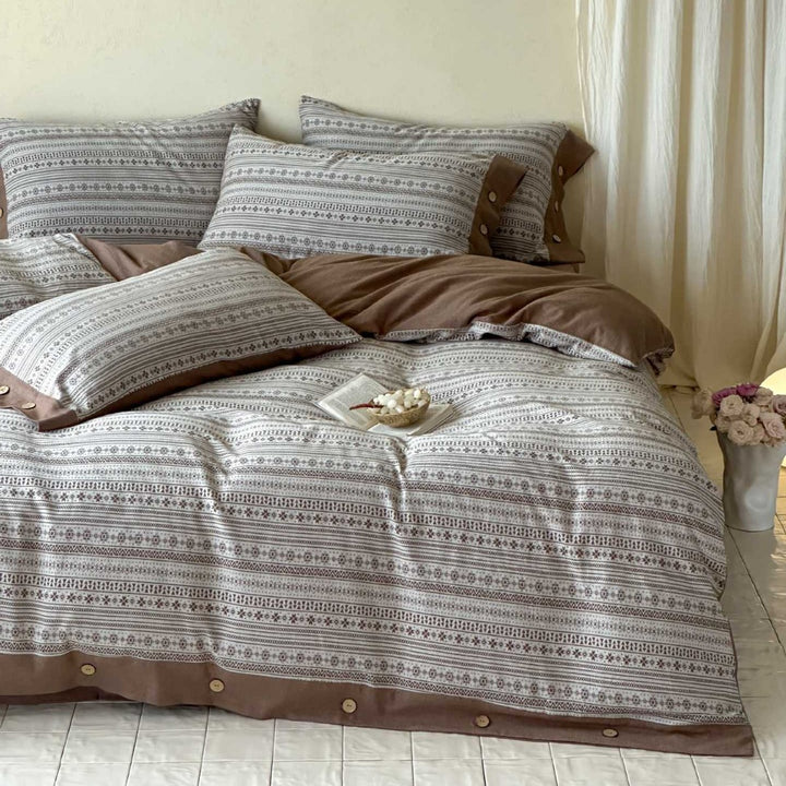 Reversible bedding set made of cotton-linen mix with floral print and wooden button closure