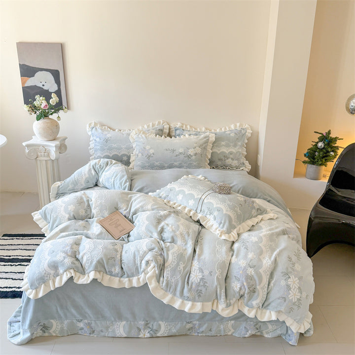 Bedding set made of soft cotton muslin with ruffle, quilted blanket and decorative pillowcases