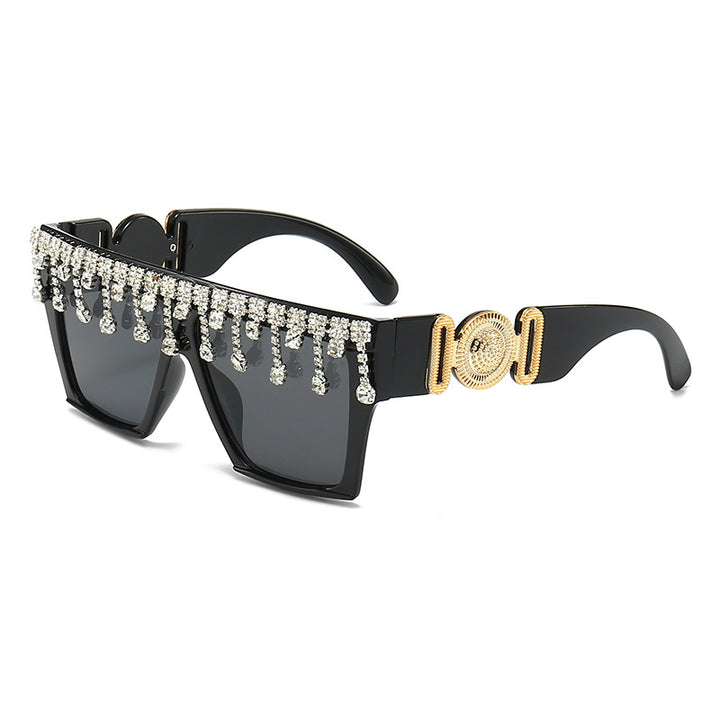 Fashion-Forward Statement Sunglasses with Elegant Rhinestone Detailing