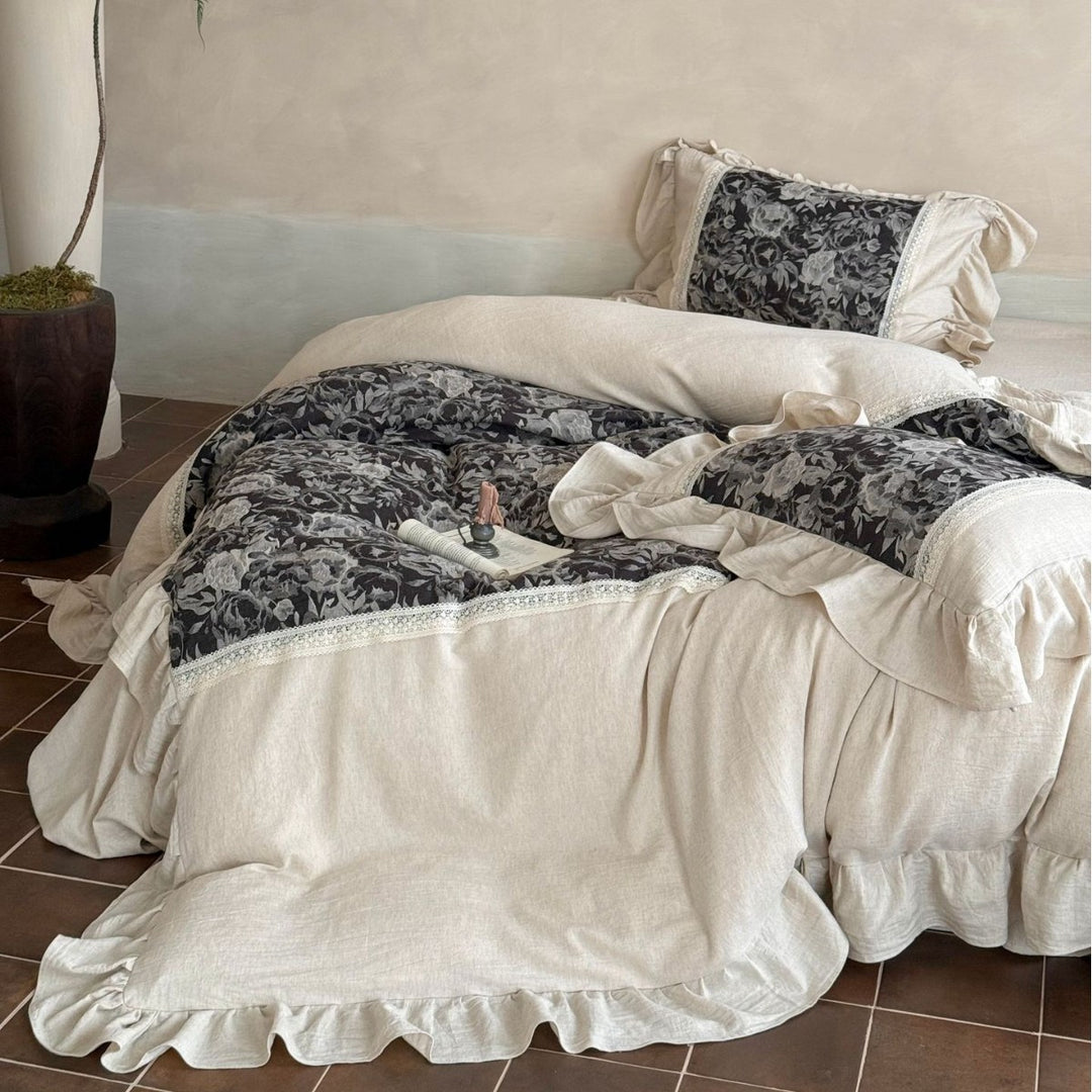 Romantic bedding set made of linen-cotton blend with ruffle and floral jacquard