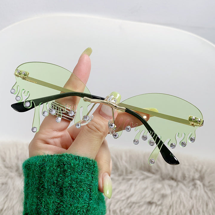Ladies striking sunglasses in fluid design Stornfield