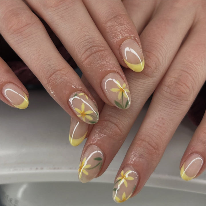 Artificial nail art with playful dots and bows Stornfield