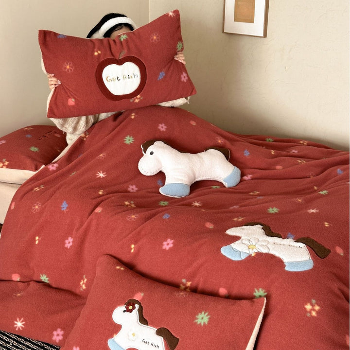 Microfiber fleece bedding set with appliqués and quilted back Stornfield