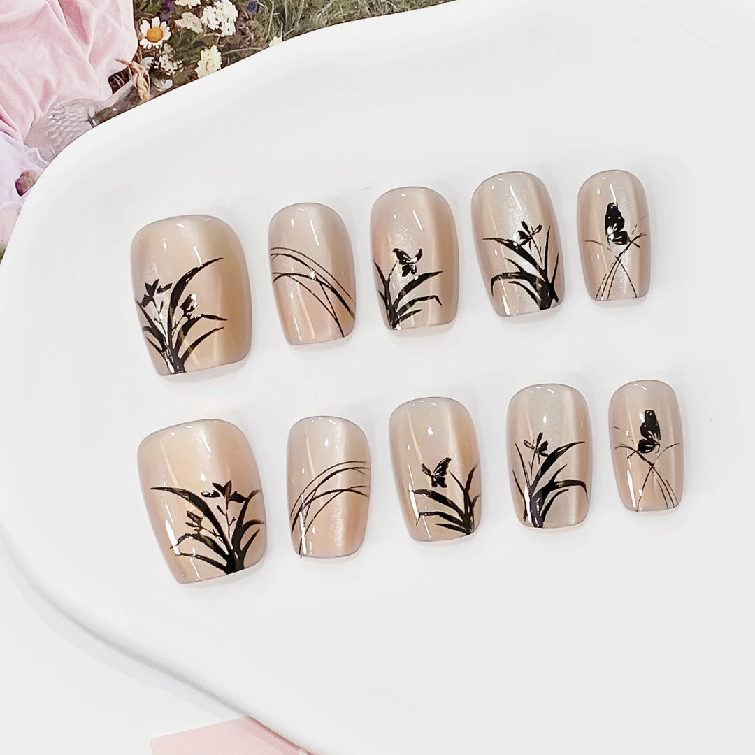 Artfully designed nails with floral motifs Stornfield