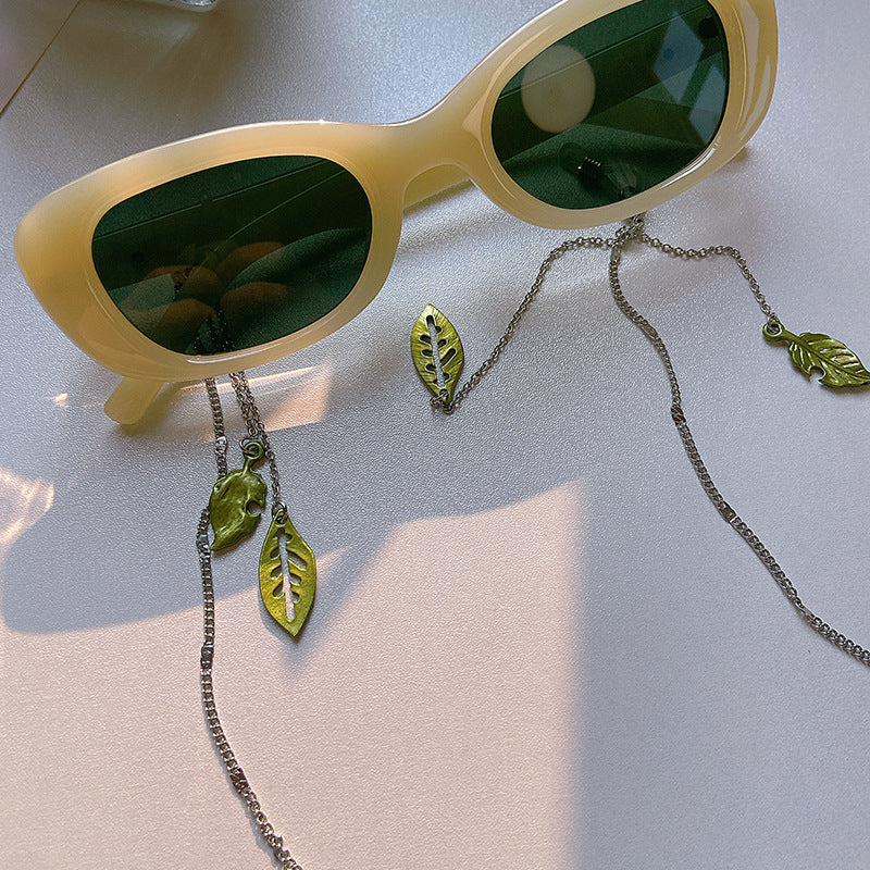 Fashionable glasses holder chain with leaf motifs Stornfield