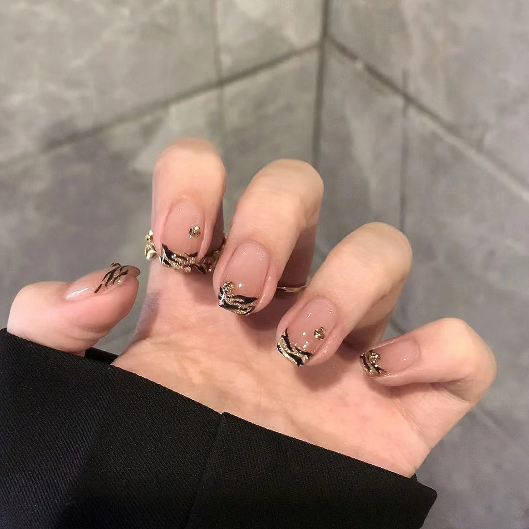 Artistic Press-On Nail Set with Elegant Gold Accents Stornfield