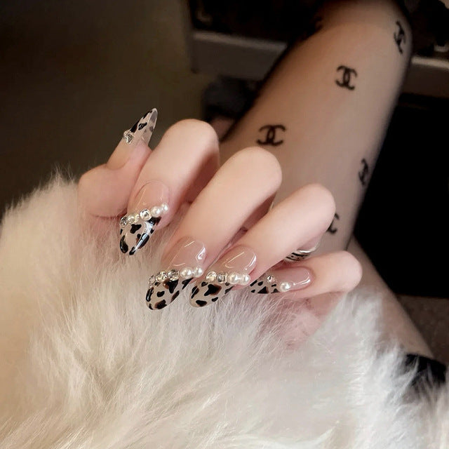 Artificial nail set with glamorous leopard pattern and elegant pearl decorations Stornfield
