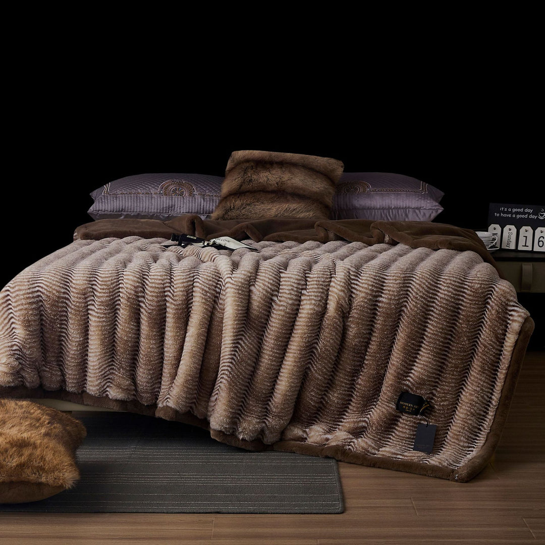 extra soft cuddly blanket made of faux fur with ribbed texture and thermal lining
