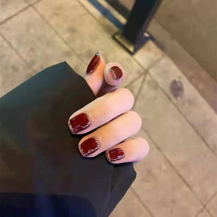 Elegant and sparkling nail art Stornfield
