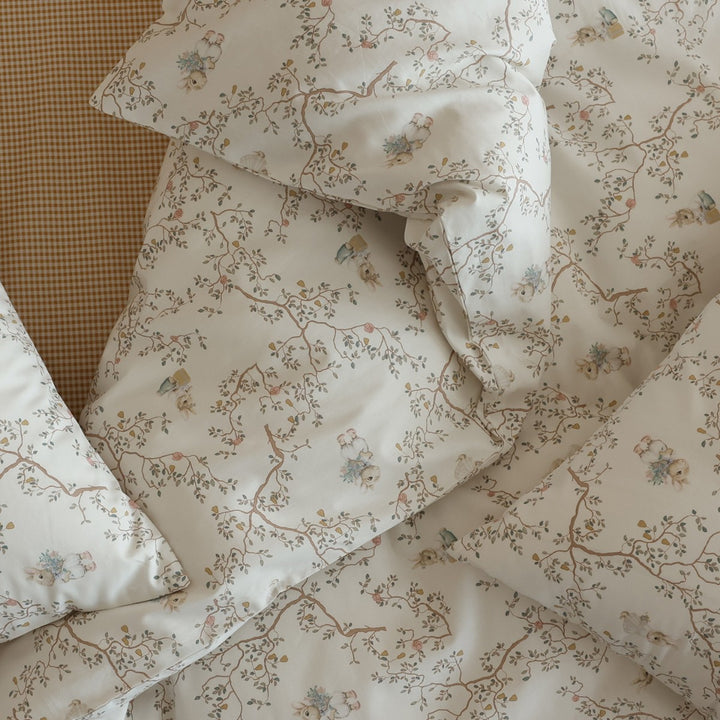 Cotton satin bedding set with fine watercolor floral pattern and soft touch